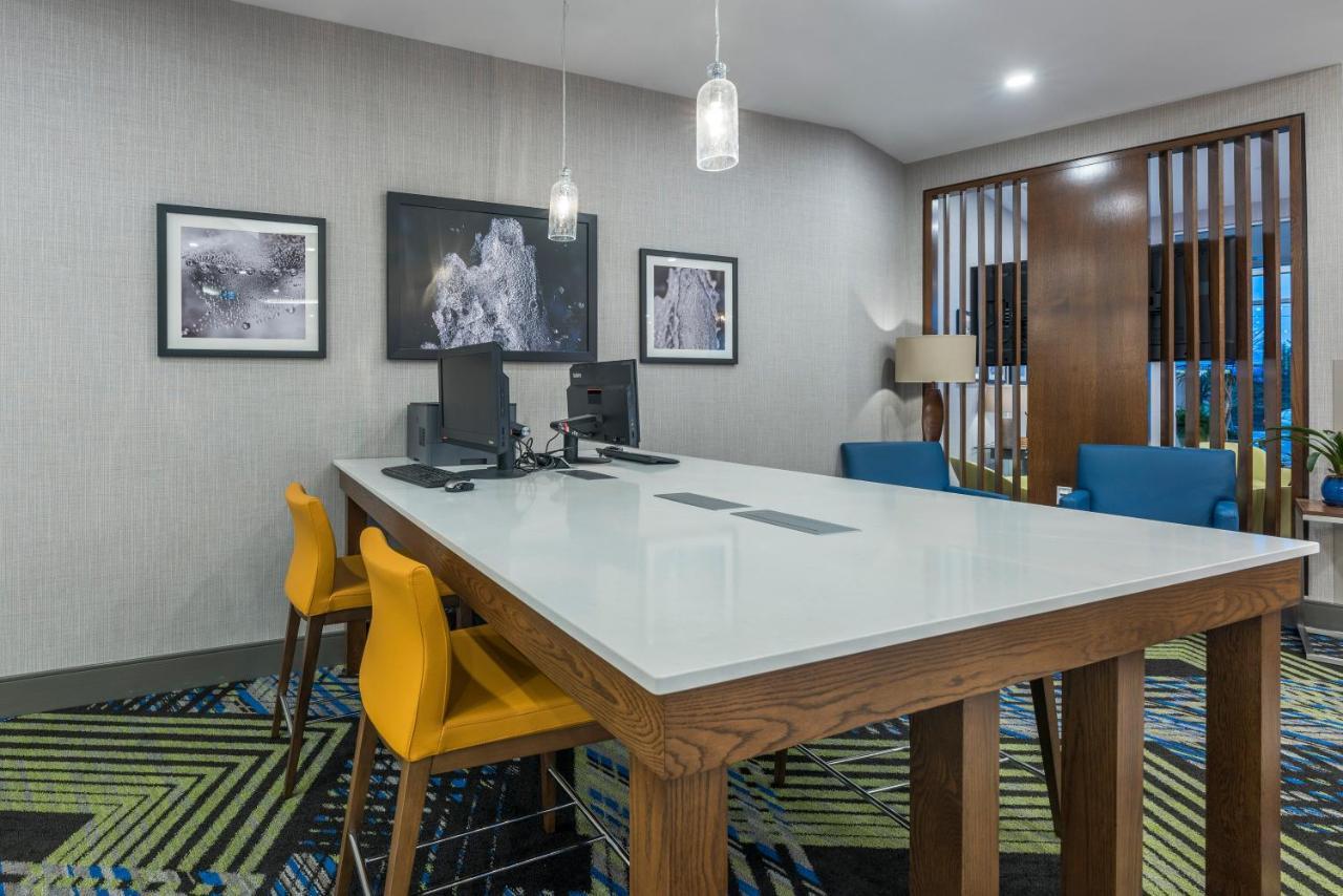 Holiday Inn Express & Suites Moncton By Ihg Bagian luar foto
